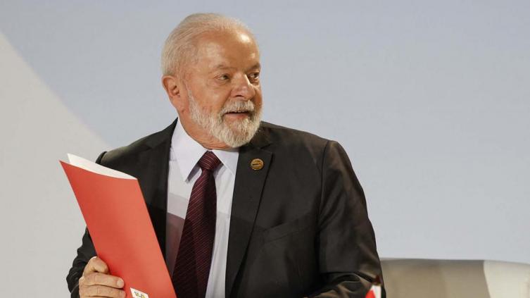 Lula se recupera favorablemente tras una operación de más de tres horas