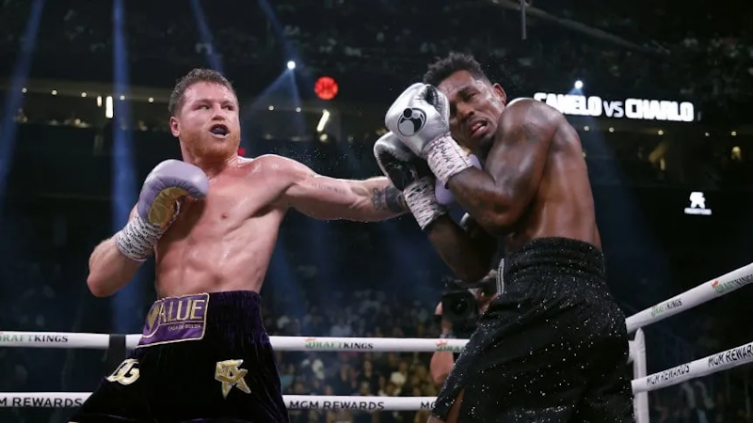 Canelo Álvarez derrotó a Jermell Charlo y retuvo sus títulos mundiales
