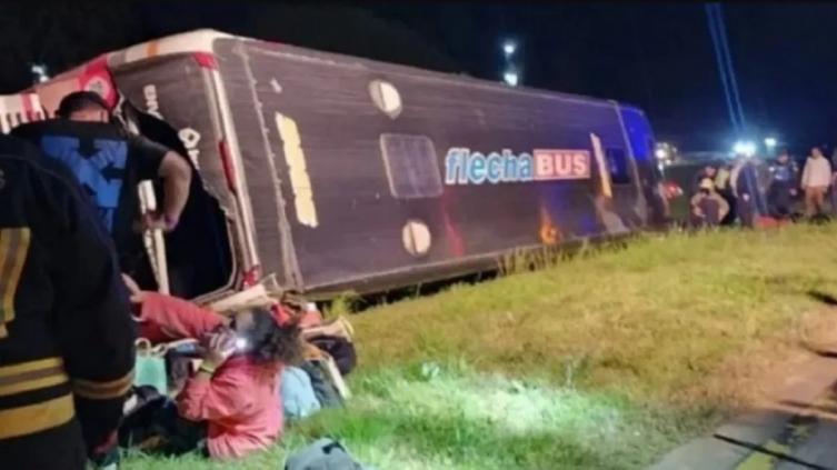 Volcó un colectivo que trasladaba egresados en Entre Ríos: hay 9 heridos