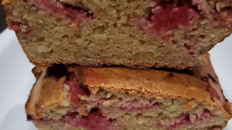 Budín integral de yogur y frutillas, sin azúcar