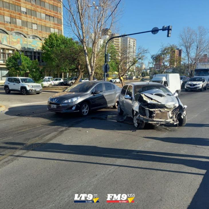 Fuerte siniestro vial en avenida 27 de Febrero y Mendoza