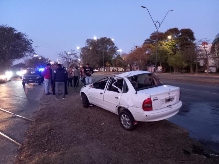 Un hombre murió tras volcar con su auto sobre avenida Alem y Vélez Sarsfield
