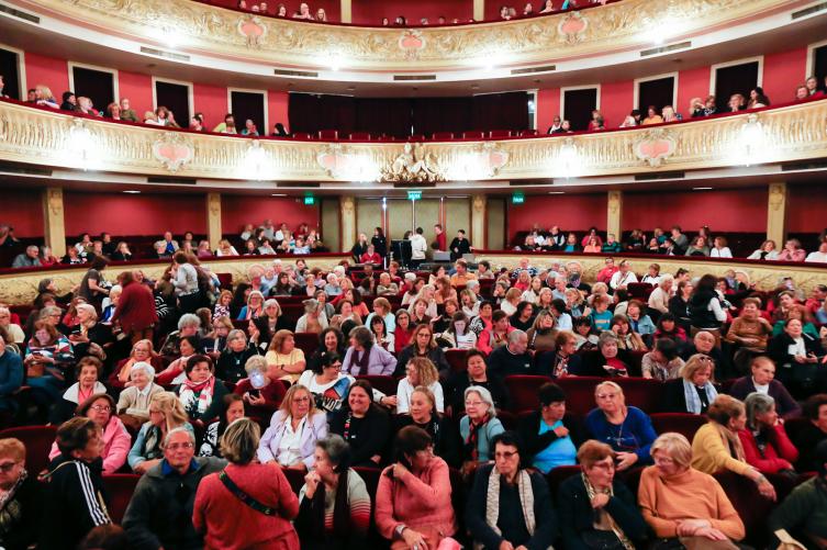 Octubre Mayor: comenzaron las actividades con una fiesta en el Teatro Municipal