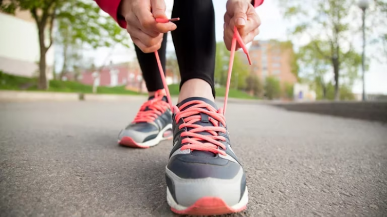 Cómo convertir una caminata en un ejercicio completo de abdominales