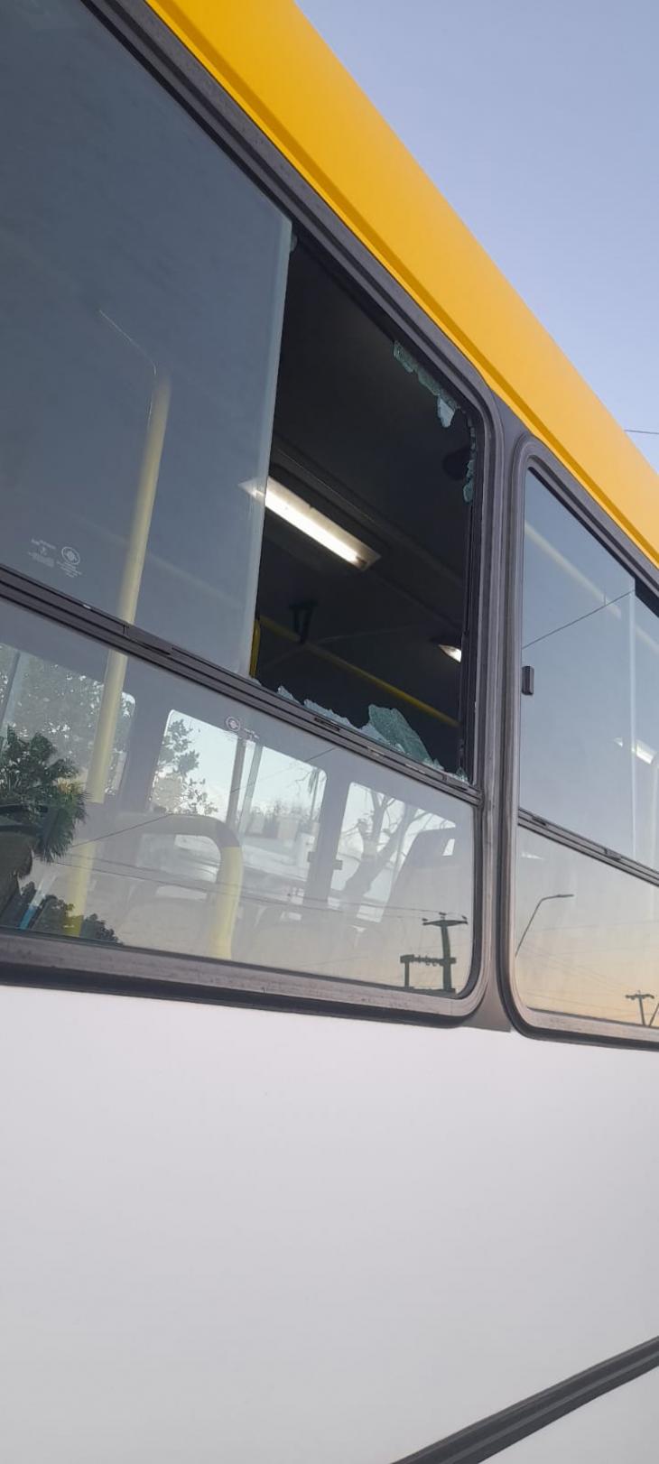 Apedrearon un colectivo en el norte de la ciudad