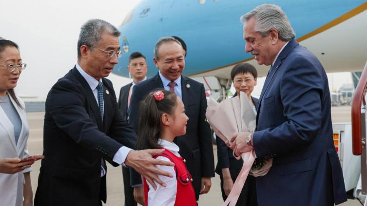 Alberto Fernández llegó a China y se reunió con representantes de una empresa fabricante de baterías de litio