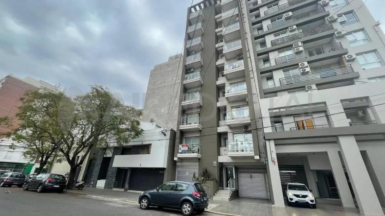Delincuentes treparon el balcón de un edificio y robaron en dos departamentos