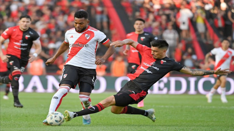 Colón sacó adelante el partido con un jugador menos ante River y rescató un punto