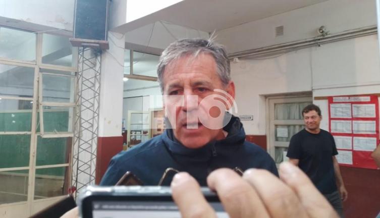 Jatón votó y reconoció que la lluvia complicó el acto electoral