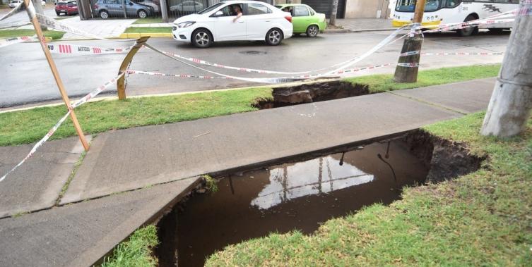 Quién reparará el gran socavón de Salvador del Carril y Costanera