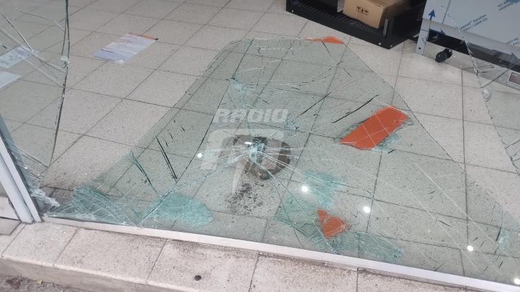 En medio de un corte de luz, destruyeron el blindex de un comercio para robarle
