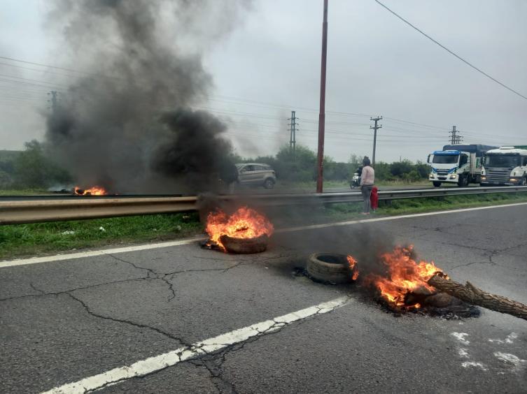 Protesta de movimientos sociales en avenida Circunvalación y Mendoza