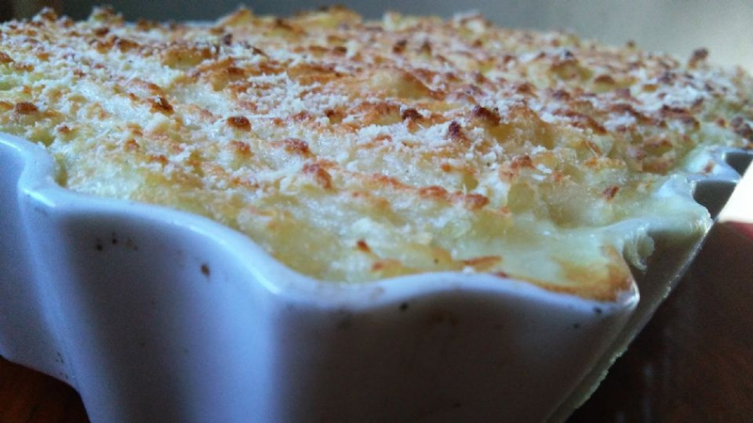 Pastel cremoso de choclo, cebolla y queso