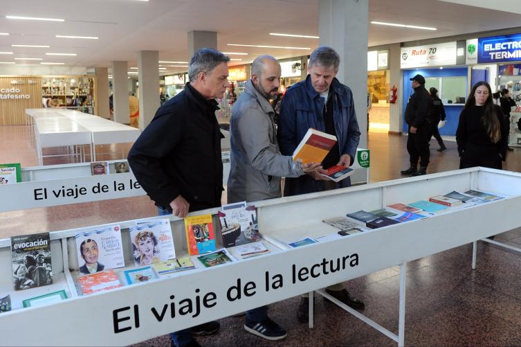 “Viaje de la lectura”: un proyecto innovador se instaló en la Terminal de Ómnibus