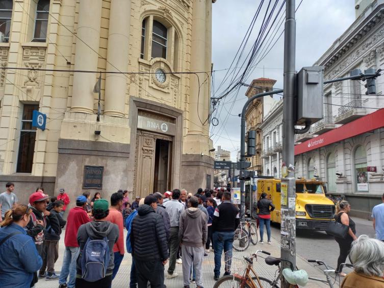 La caída del sistema informático provocó largas colas en el Banco Nación para cobrar el IFE