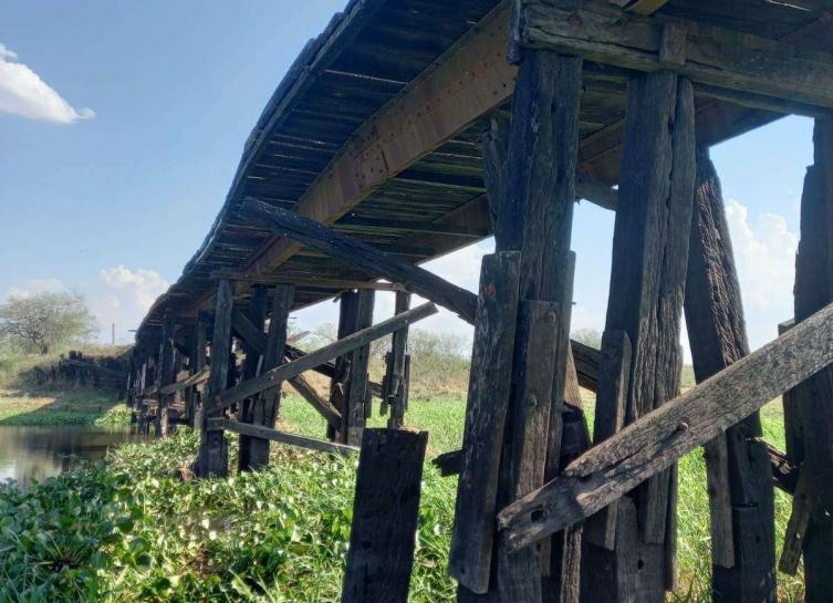 La fuerzas del agua se llevó el puente El Dorado en el camino al puerto Piracuacito