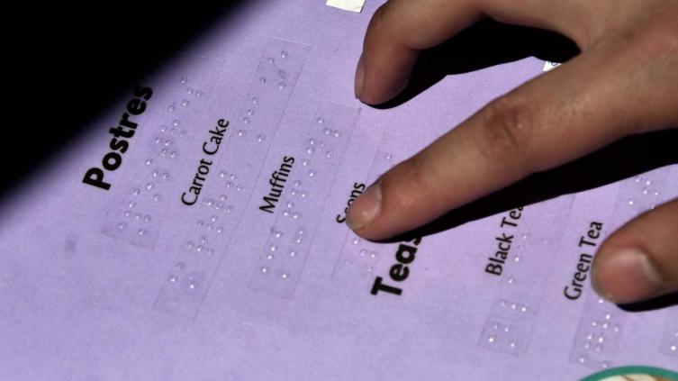 Estudiantes armaron un menú en braille y lo donaron para fomentar la inclusión