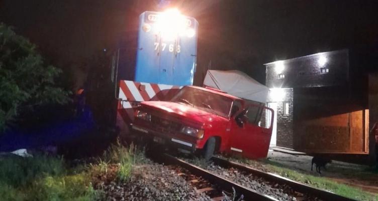 Una locomotora impactó contra una camioneta
