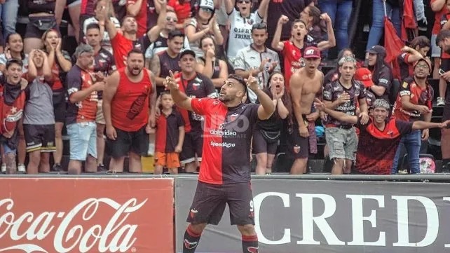Colón goleó a Talleres en una final por su permanencia y salió de la zona de descenso