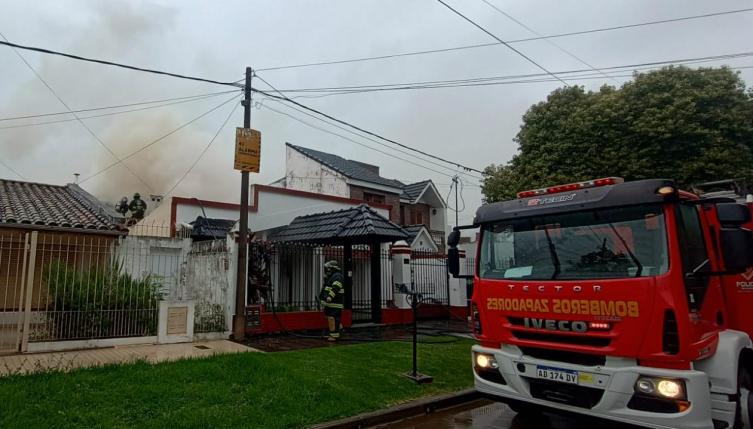 Una mujer falleció al incendiarse una parte de su casa de Zeballos al 700