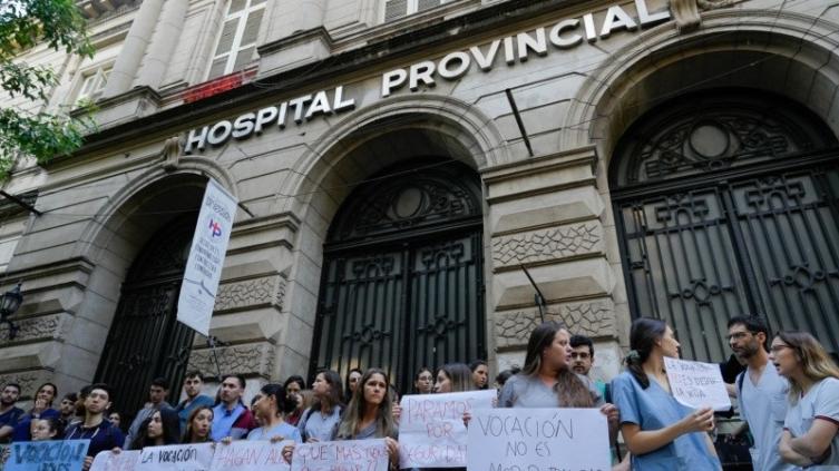 Tras el crimen del policía, gendarmes custodian el hospital Provincial 