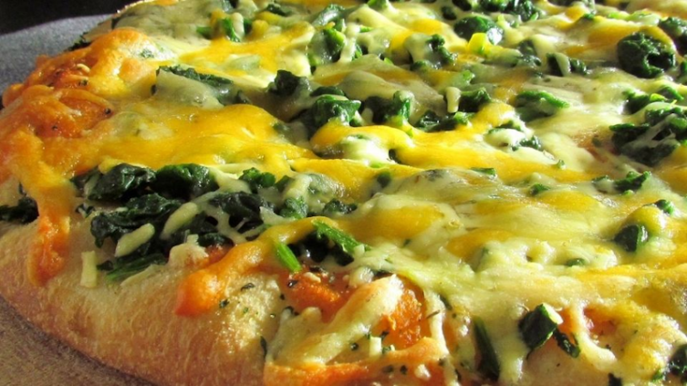 Pizza de espinacas y tres quesos