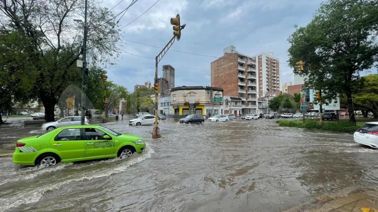 Calles inundadas, agua filtrándose en establecimientos y anegamientos fue el saldo de la tormenta