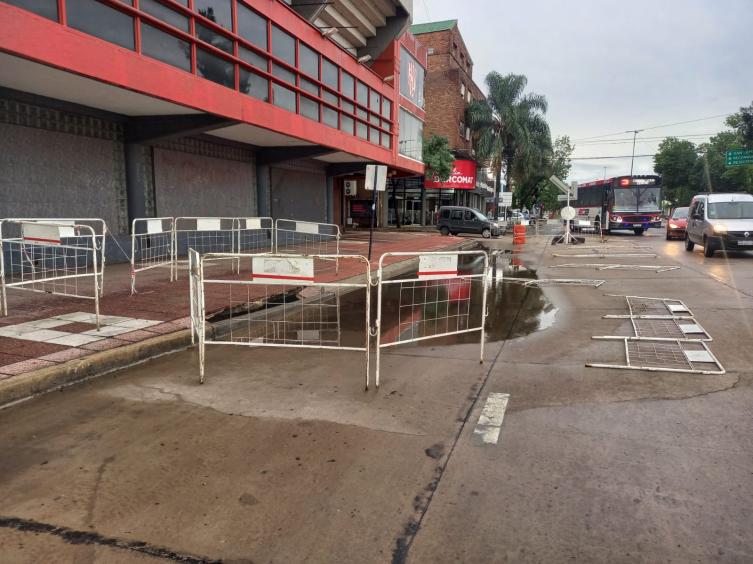 Otra vez se hundió el pavimento frente al club Unión y reducen la calzada