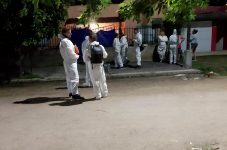Escuchó disparos, abrió la puerta de su casa y encontró a un hombre muerto
