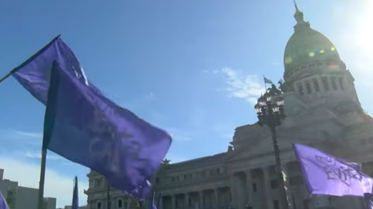 Lucha contra la violencia hacia la Mujer: Pañuelazo en Congreso