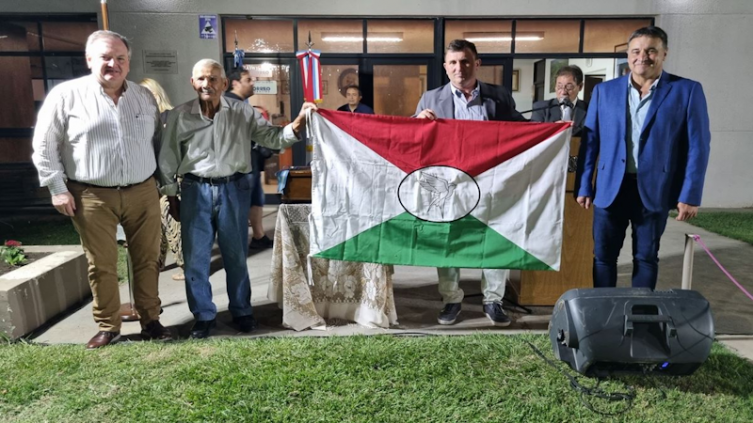 La localidad de Constanza presentó su flamante bandera comunal 