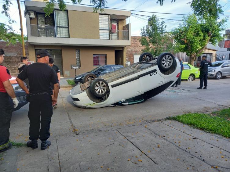 El conductor de un auto resultó herido al chocar en Marcial Candioti al 7.300