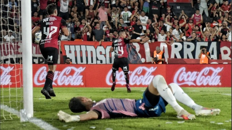 Newell ´s cerró un mal año con otra cara y goleó a Defensa