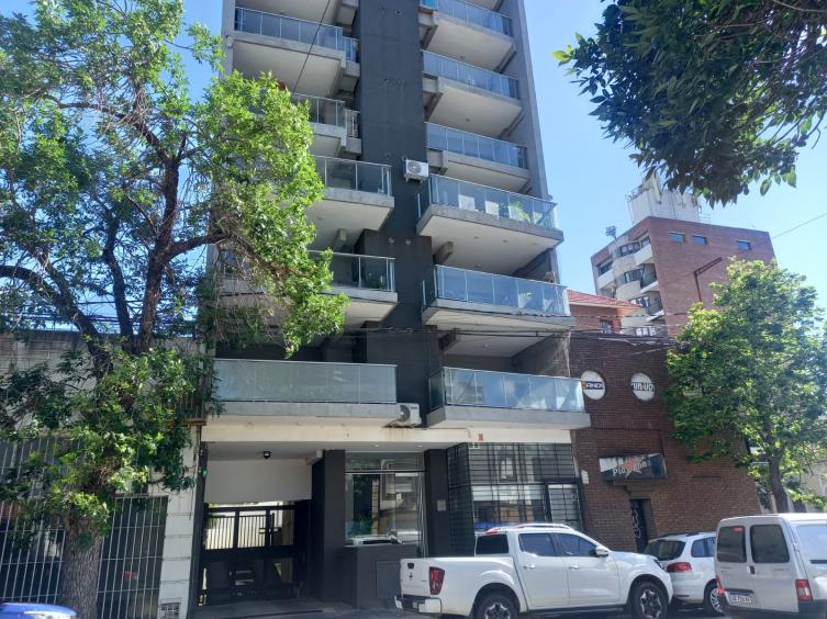 Treparon al segundo piso, entraron por el balcón, robaron y hasta comieron