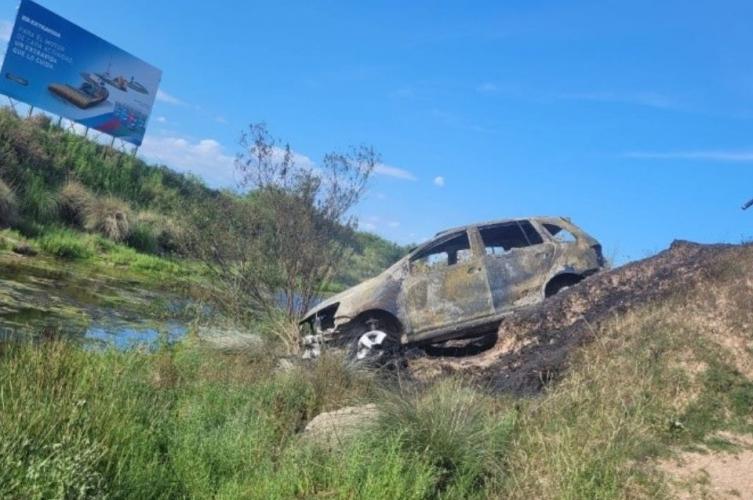 Hallan un cuerpo dentro de un auto en llamas al costado de la autopista 