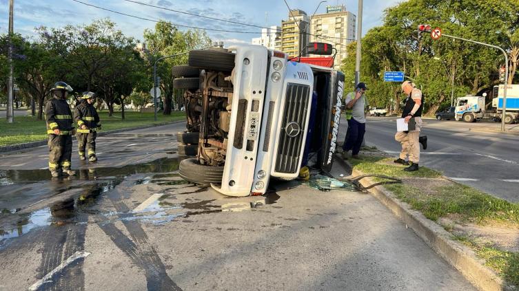 Volcó un camión en Avenida Alem