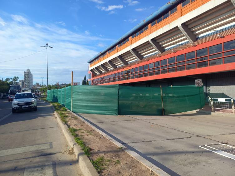 Volvieron los desvíos y el corte de tránsito frente a Unión por un nuevo socavón