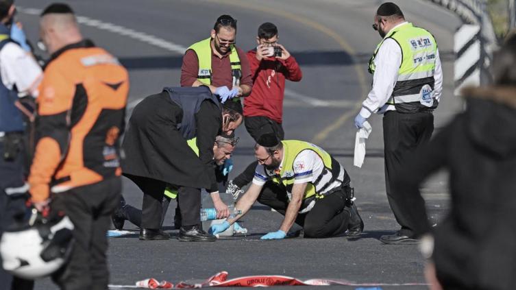 Integrantes de Hamas asesinaron a tres israelíes en Jerusalén y fueron abatidos a tiros