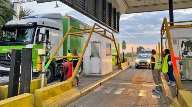 Siguen las barreras levantadas en los peajes de la autopista