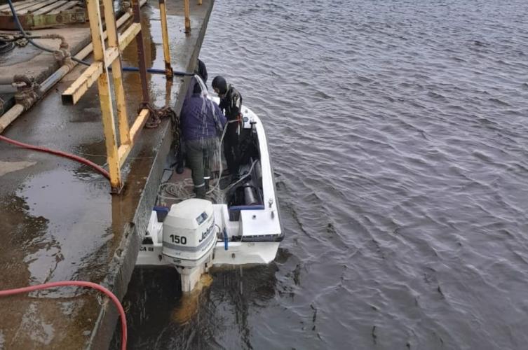 ASSA limpia las bombas en la toma para quitar camalotes