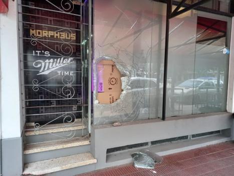 Robaron y vandalizaron un kiosco de Boulevard Pellegrini y 4 de Enero