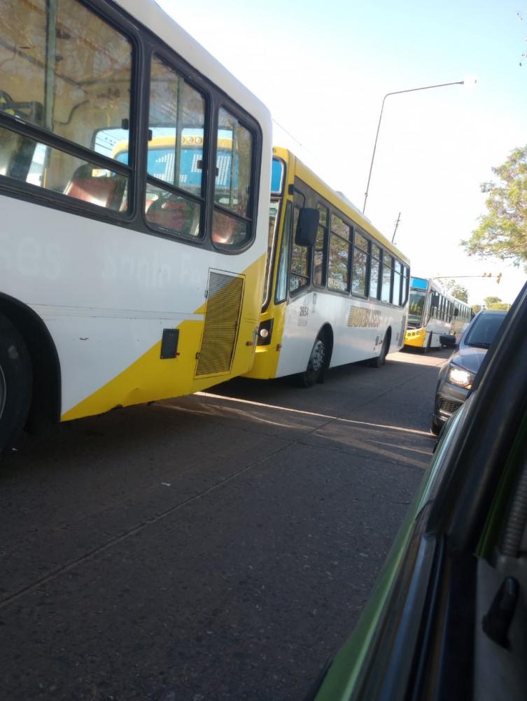 Choferes de las líneas 4 y 14 impiden la salida de otras líneas de colectivos