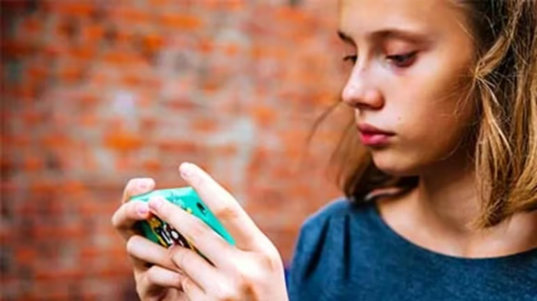 Adolescentes: el uso excesivo de celulares afectaría su salud mental