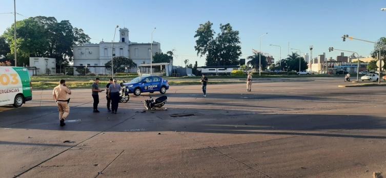 Choque en avenida Alem y Belgrano entre un auto y una moto