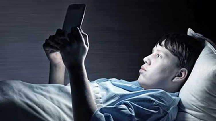 El uso de dispositivos en la noche puede afectar el sueño y la salud