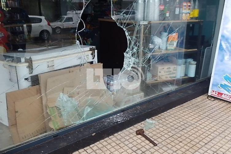 Rompieron la vidriera con un martillo y se robaron una bandeja de latas
