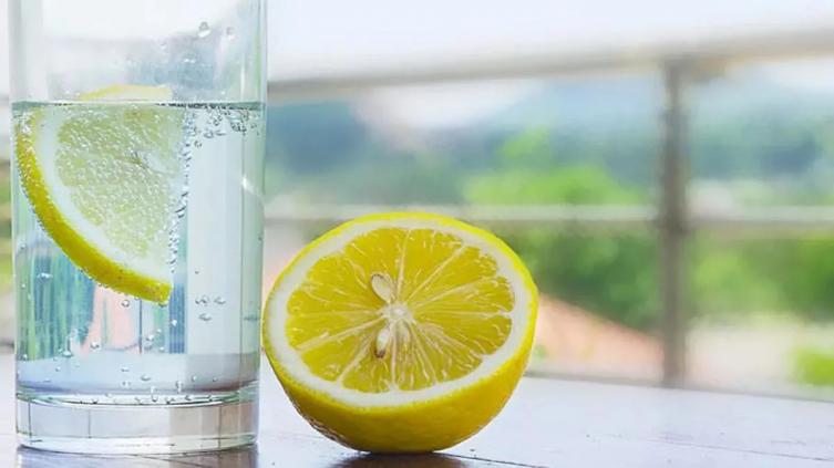 Agua con limón para bajar de peso: cuál es el mejor momento del día para consumirla