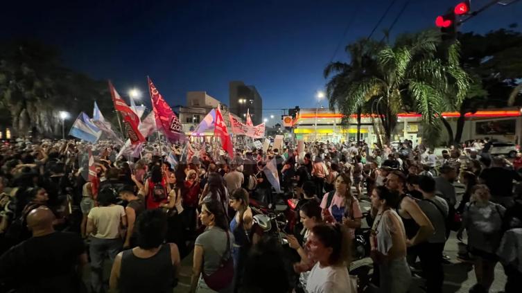 Masivo cacerolazo en la ciudad de Santa Fe contra las medidas de Javier Milei