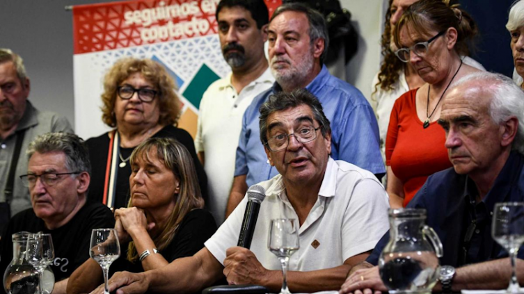 La justicia admitió tratar el amparo contra el DNU de Milei