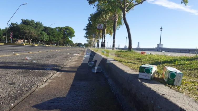 Operativo de limpieza en la Costanera Este y Oeste tras los festejos navideños